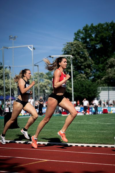 Sophie Weißenberg (TSV Bayer 04 Leverkusen) vor Hanne Maudens (BEL) ueber 800m am 08.05.2022 beim Stadtwerke Ratingen Mehrkampf-Meeting 2022 in Ratingen